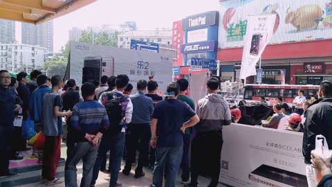 乐视二代手机千城万店现货首销 乐迷风雨无阻掀抢购热潮