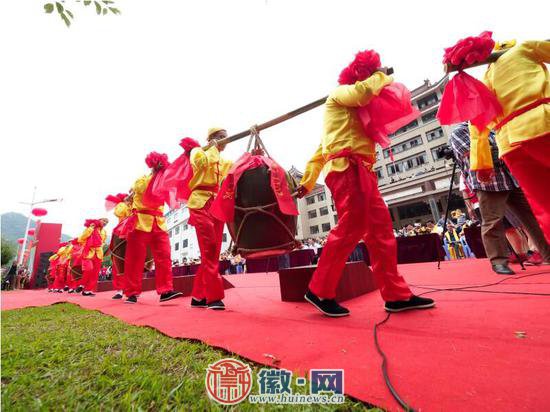 迎驾酿酒大师团队乘竹筏护送珍贵原酒进入黄岩洞