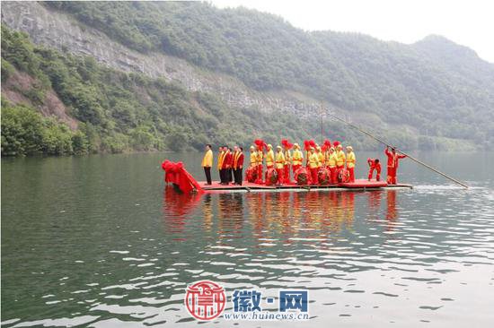 迎驾酿酒大师团队乘竹筏护送珍贵原酒进入黄岩洞