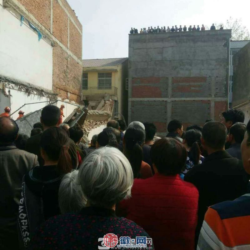 拆除居民楼，三名工人当场被砸死，事发太和这个镇！