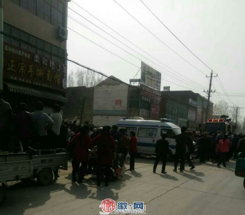 拆除居民楼，三名工人当场被砸死，事发太和这个镇！