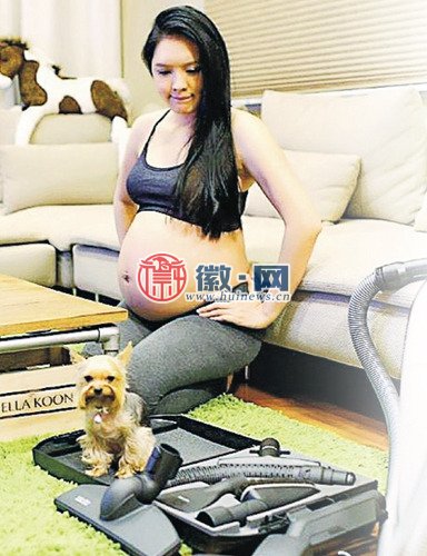 官恩娜晒与爱犬生活照穿吊带背心露孕肚（图）