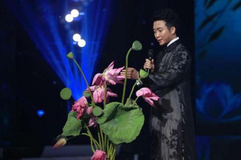 李玉刚再造《莲花》花开禅放 央视发布会